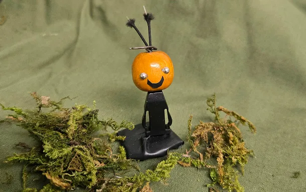 Sami est placé sur le morceau de tissu vert parsemé de brins d’herbe.