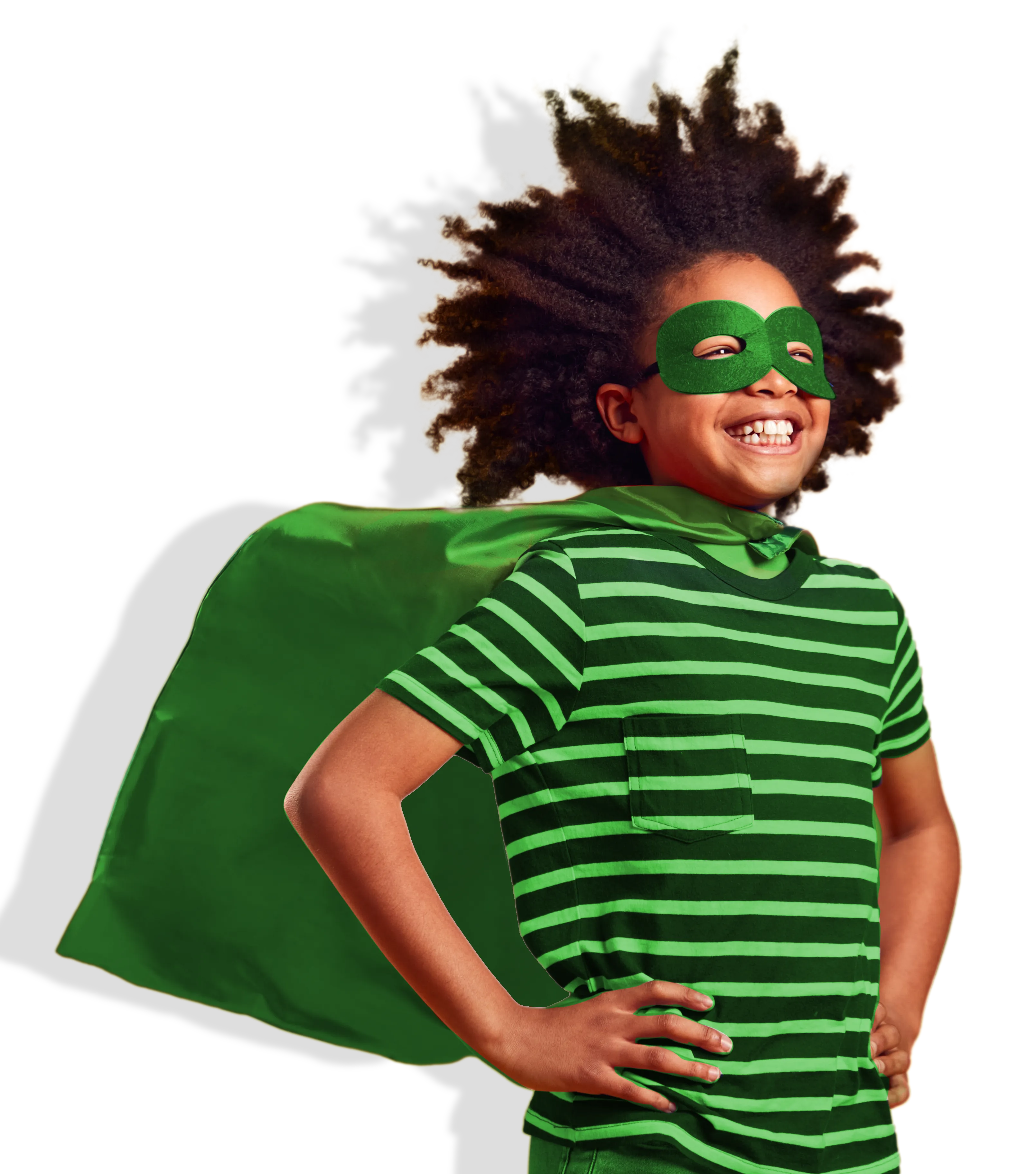 Enfant portant un t-shirt vert à rayures avec fleur de lys et trille, et une cape verte, symbole de fierté franco-ontarienne.