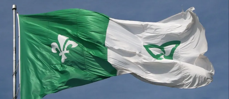 Un drapeau franco-ontarien flottant dans le vent.
