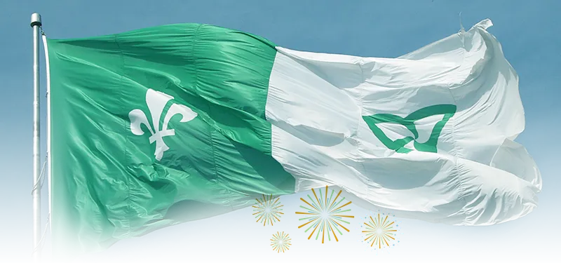 Drapeau franco-ontarien flottant dans le vent.
