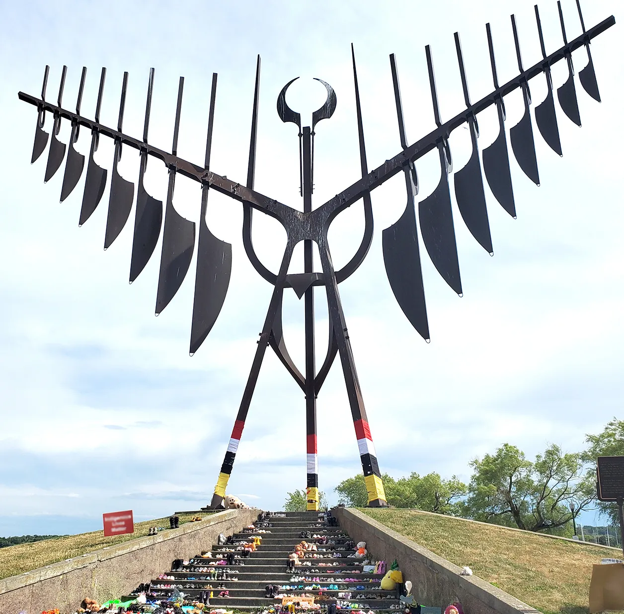 Sculpture, située à Barrie, fait référence à l’Oiseau-Tonnerre.